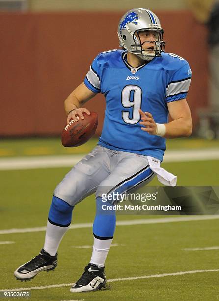 Matthew Stafford of the Detroit Lions looks to throw a pass against the Green Bay Packers at Ford Field on November 26, 2009 in Detroit, Michigan....