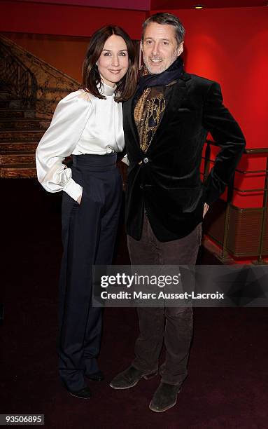 Elsa Zylberstein and Antoine de Caunes pose at the premiere of "'La Folle Histoire d'Amour de Simon Eskenazy" -at Cinema Gaumont Capucine on November...