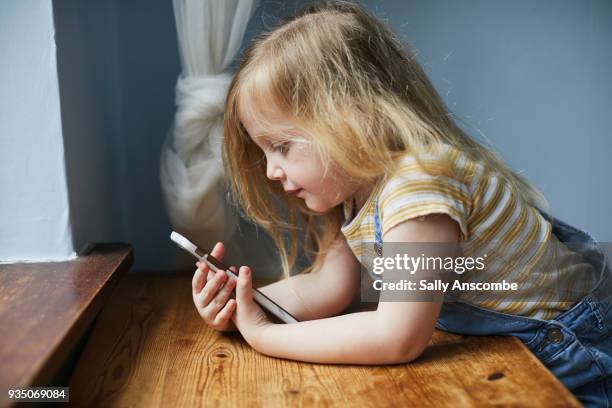 child using a smartphone - child using a smartphone stock pictures, royalty-free photos & images