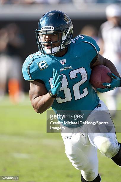 Maurice Jones-Drew of the Jacksonville Jaguars carries the ball during a NFL game against the Kansas City Chiefs on November 8, 2009 at Jacksonville...