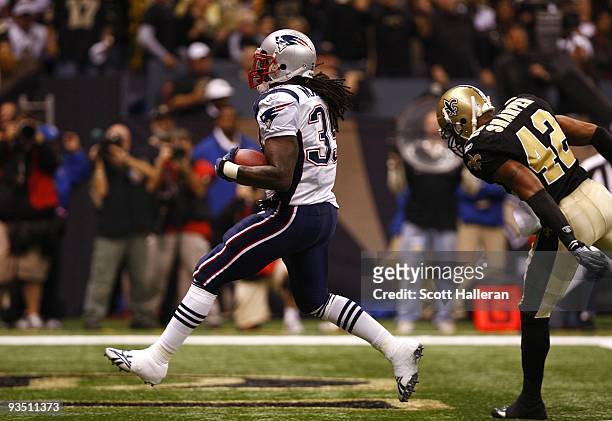 Laurence Maroney of the New England Patriots scores a 4-yard rushing touchdown during the first quarter of the game against Darren Sharper of the New...