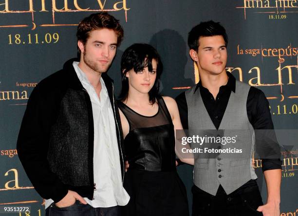 Actors Robert Pattinson, Kristen Stewart and Taylor Lautner attend a photocall for "The Twilight Saga: New Moon" at the Villamagna Hotel on November...