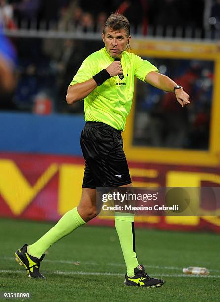 The referee Roberto Rosetti gestures during The Serie A match between Genoa CFC and UC Sampdoria at Stadio Luigi Ferraris on November 28, 2009 in...