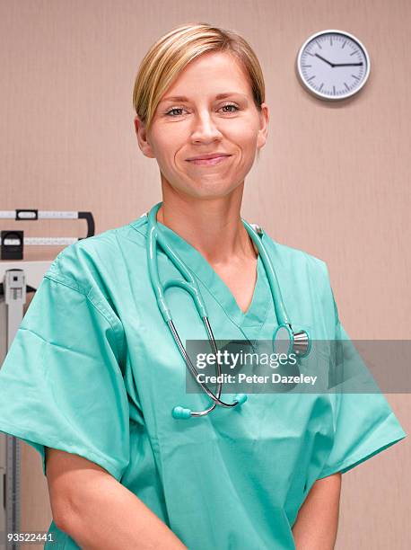 smiling a and e female doctor. - parsons green stockfoto's en -beelden