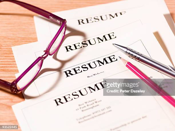 pile of resumes with glasses and pen. - ausgangslage stock-fotos und bilder