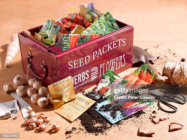 gardeners seed box in potting shed. - sachet stockfoto's en -beelden