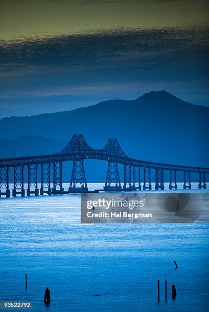 richmond-san rafael bridge - east bay regional park stockfoto's en -beelden