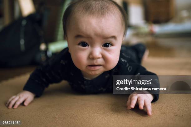 baby is going to cry. - shiratama camera stock-fotos und bilder