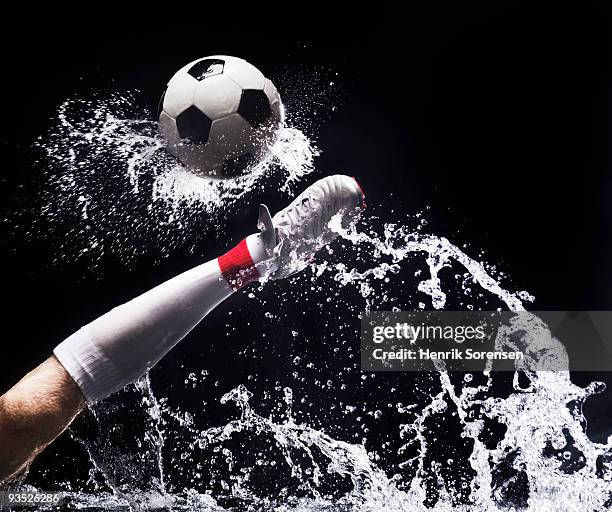 football in water - calzature sportive foto e immagini stock