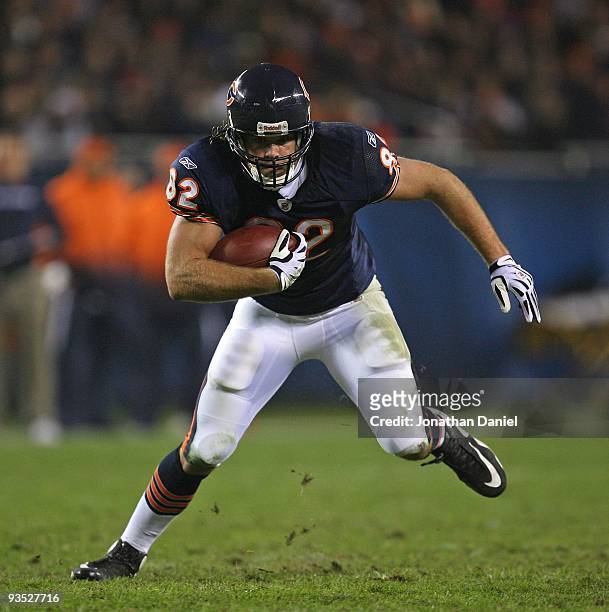 Greg Olsen of the Chicago Bears moves after catching a pass against the Philadelphia Eagles at Soldier Field on November 22, 2009 in Chicago,...