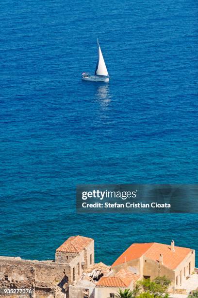 boast sailing near monemvasia greece - monemvasia 個照片及圖片檔