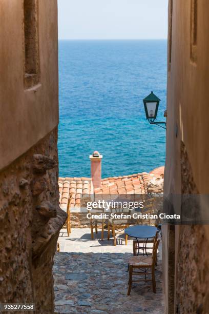 narrow streets of monemvasia greece - monemvasia 個照片及圖片�檔