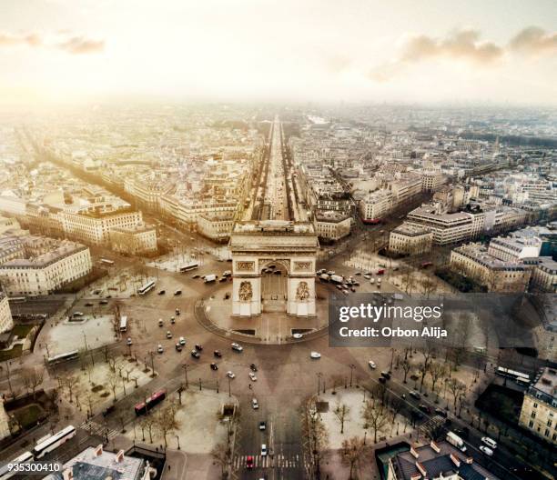 bogen de triomphe - arc de triomphe aerial view stock-fotos und bilder