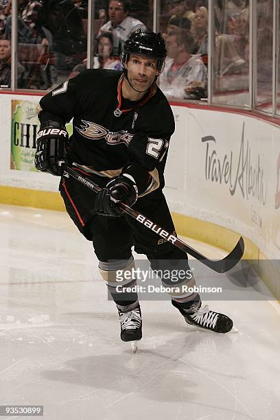 Scott Niedermayer of the Anaheim Ducks handles the puck behind the net during the game against the Phoenix Coyotes on November 29, 2009 at Honda...