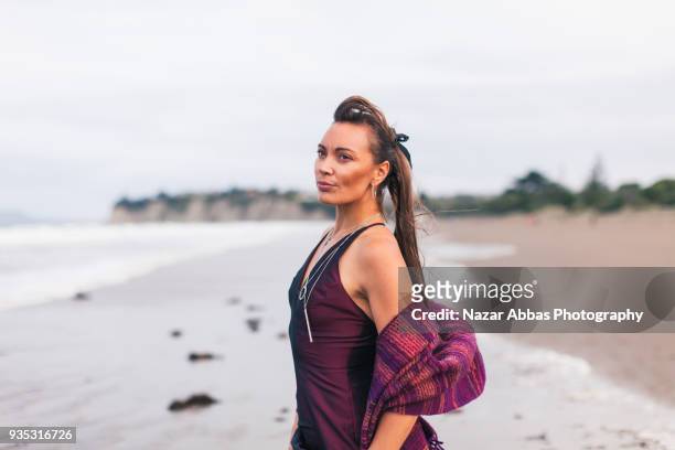 portrait of new zealand woman at beach. - nazar abbas foto e immagini stock