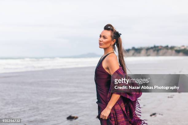 portrait of new zealand woman at beach. - nazar abbas foto e immagini stock
