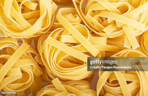 raw tagliatelle close-up macro shoot - tagliatelle foto e immagini stock