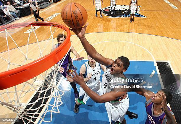 Ryan Gomes of the Minnesota Timberwolves goes to the basket against Channing Frye of the Phoenix Suns during the game on November 27, 2009 at the...