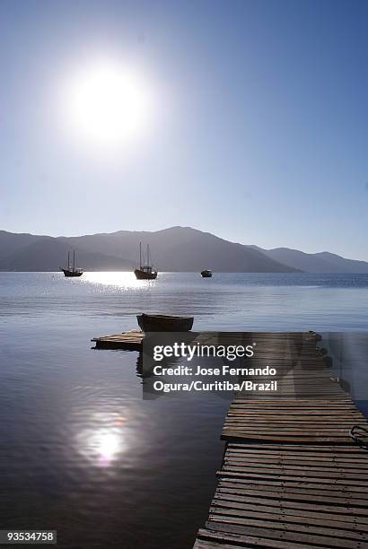 wooden dock in lake - ogura stock-fotos und bilder