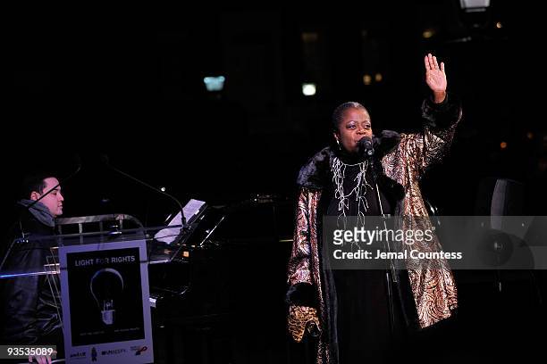 Actress Lillias White performs during the amfAR world AIDS day event at Washington Square Park on December 1, 2009 in New York City.