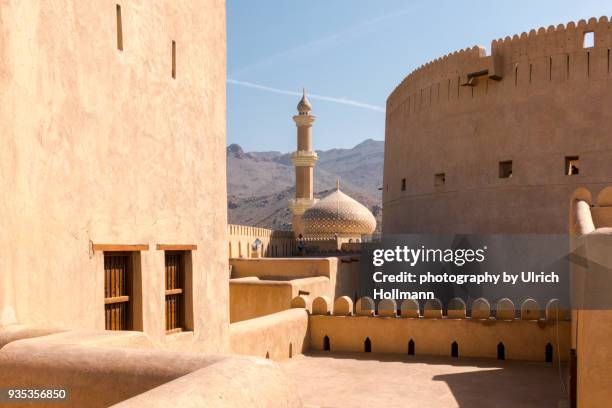 nizwa fort and mosque, nizwa, oman - nizwa fotografías e imágenes de stock