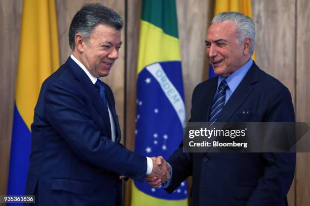 Michel Temer, Brazil's president, right, shakes hands with Juan Manuel Santos, Colombia's president, during a joint press conference at the Planalto...