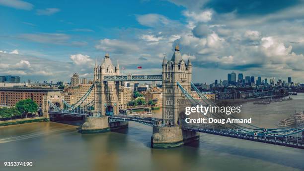 aerial view of tower bridge, london, uk - doug armand stockfoto's en -beelden