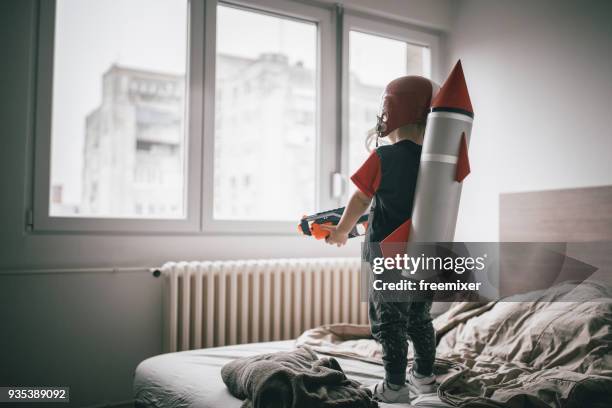 me voy al espacio - niño en la sala con juguetes fotografías e imágenes de stock