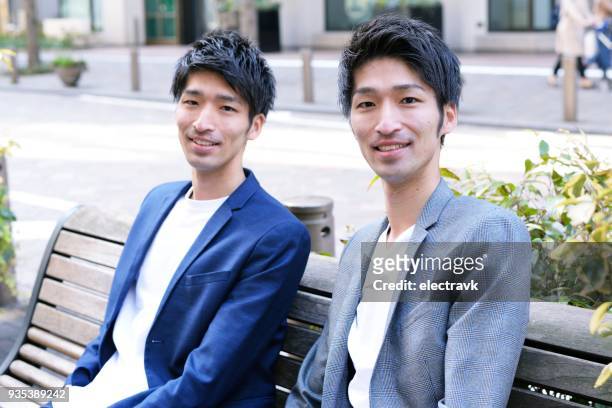 tweeling - asian twins stockfoto's en -beelden