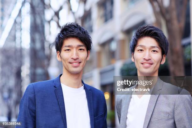 tweeling - asian twins stockfoto's en -beelden