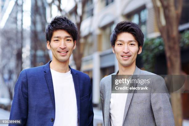 tweeling - asian twins stockfoto's en -beelden