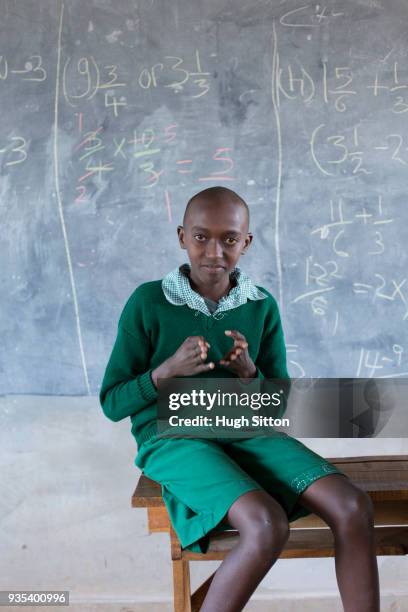 deaf children learning sign language at school. - hugh sitton stock-fotos und bilder