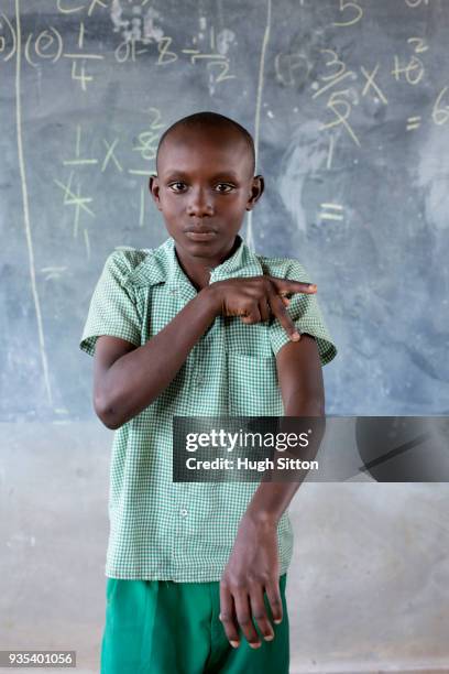 deaf children learning sign language at school. - hugh sitton stock-fotos und bilder