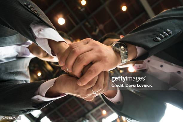 zakenman die zijn handen schudden bij krp in kyoto, japan - lypsekyo16 stockfoto's en -beelden