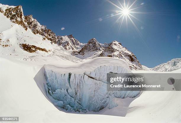 ice in glacier of white valley in france - valle blanche 個照片及圖片檔