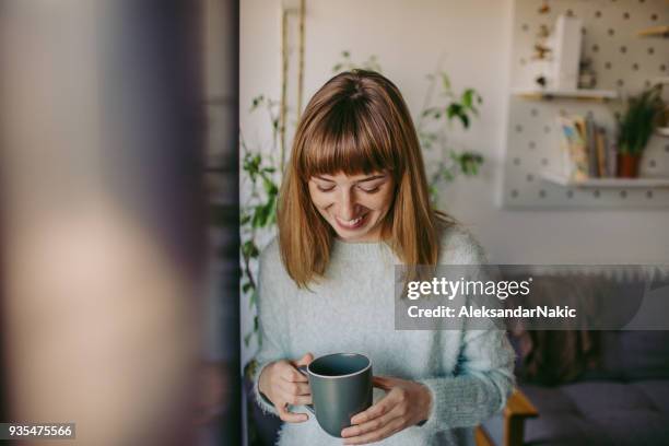 gelukkig, lachende vrouw met eerste's ochtends koffie - coffee happy stockfoto's en -beelden