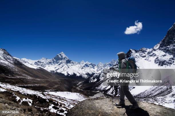 enjoys the landscape of himalayas. - gokyo valley stock pictures, royalty-free photos & images