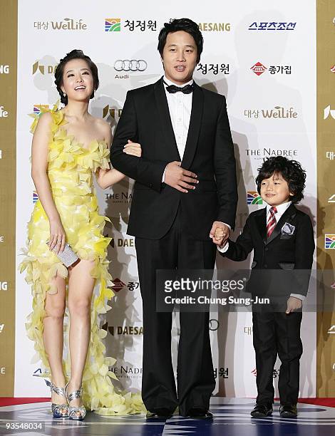 Actress Park Bo-Young and actor Cha Tae-Hyun arrive for the 30th Blue Dragon Film Awards at the Korean Broadcasting System on December 2, 2009 in...