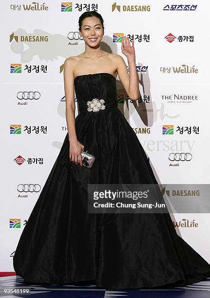Actress Kim Min-Hee arrives for the 30th Blue Dragon Film Awards at the Korean Broadcasting System on December 2, 2009 in Seoul, South Korea.