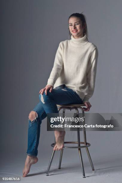 young portrait - taburete fotografías e imágenes de stock