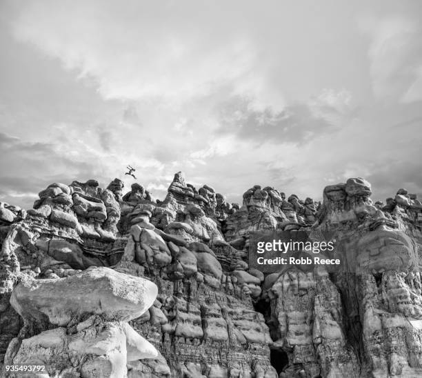 a man doing parkour on rocks in the desert - robb reece imagens e fotografias de stock