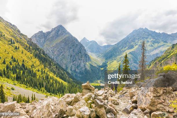 wandelen in rotsachtige landschap in kirgizië - rock terrain stockfoto's en -beelden