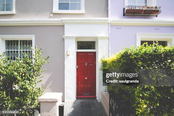 english red door - european outdoor urban walls stockfoto's en -beelden