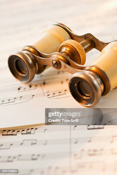 opera glasses on sheet music - binocolo da teatro foto e immagini stock