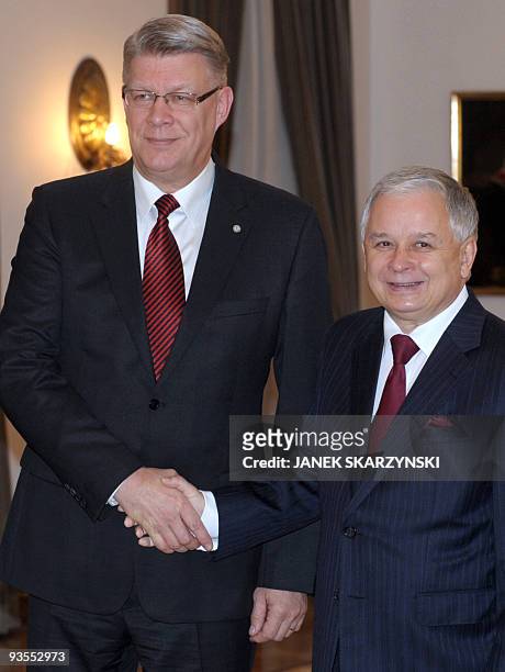 Polish President Lech Kaczynski shake hands with Latvia's counterpart Valdis Zatlers on November 26, 2009 in Warsaw. AFP PHOTO / JANEK SKARZYNSKI