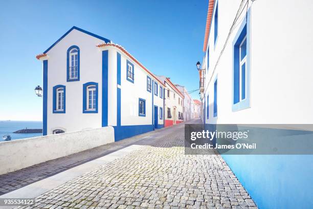 backstreets of the coastal town sines, alentejo, portugal - alentejo stockfoto's en -beelden