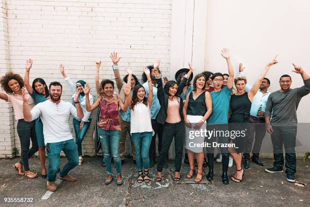 grupo de gente étnico multi joven y maduro - fiesta en la oficina fotografías e imágenes de stock