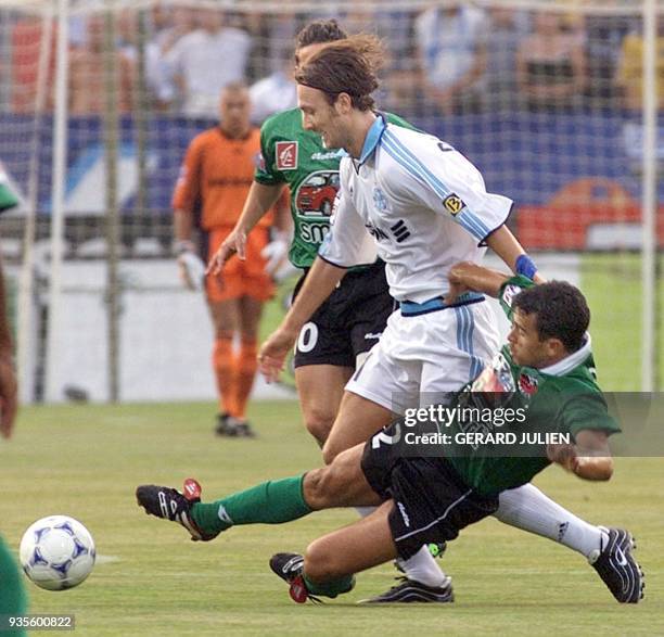 Attaquant marseillais Christophe Dugarry déborde le défenseur sedanais Jean Louis Montero , le 31 juillet au stade vélodrome de Marseille, lors de la...