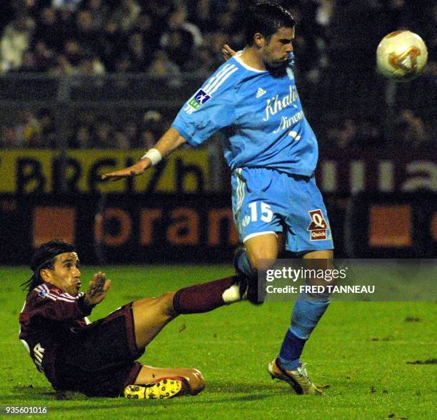 Le milieu de terrain Pascal Johansen est à la lutte avec le défenseur guingampais Jean-Louis Montero , le 09 novembre 2002 au stade du Roudourou à...