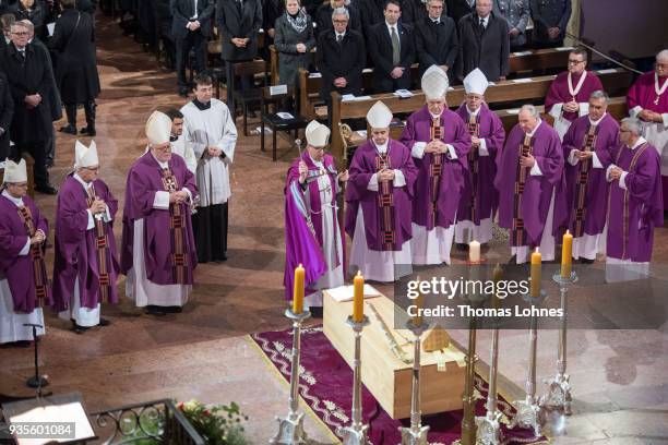 Bischop Peter Kohlgraf bless the coffin of Cardinal Karl Lehmann in the Mainzer Dom cathedral during the funeral service for Lehmann on March 21,...